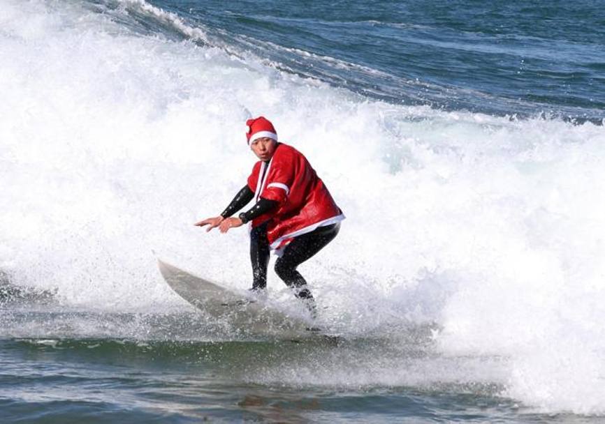 Corea Del Sud, un surfista vestito da Babbo Natale, EPA 